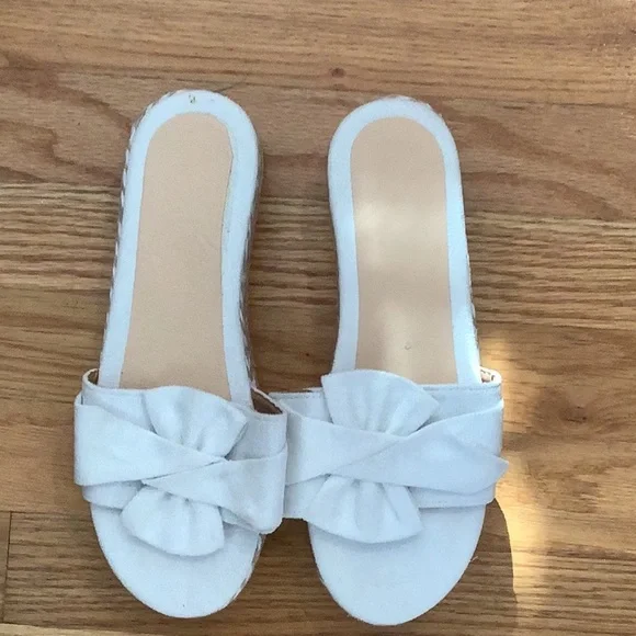 4/$12 NWT Adorable sandal - Picture 1 of 3